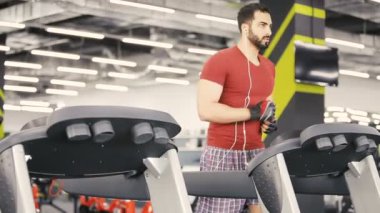 Spor salonunda çalışan