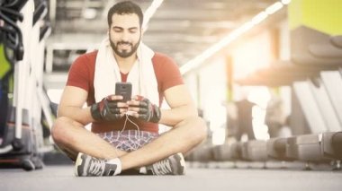 Adam telefonu içinde jimnastik salonu ile