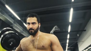 Adam pazı egzersiz yapar