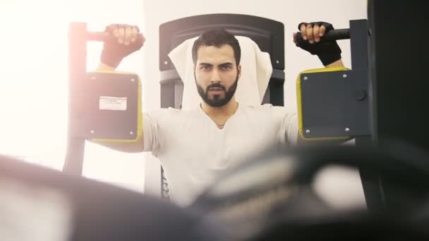 Het trainen van de Biceps — Stockvideo