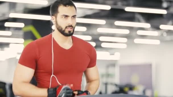 Кардио упражнения в тренажерном зале — стоковое видео