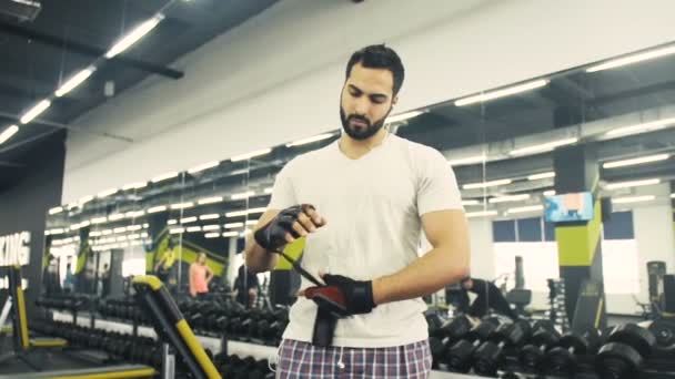 Homem no ginásio — Vídeo de Stock