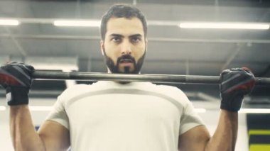 Adam egzersiz halter ile