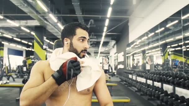 Sonriente hombre fuerte — Vídeos de Stock