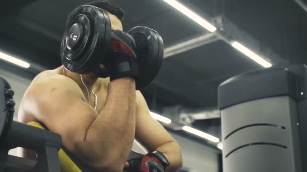 Homem faz treino de bíceps — Vídeo de Stock