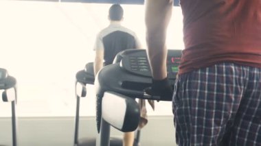 Spor salonunda çalışan