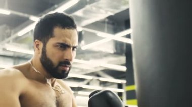 Üstsüz Boxer egzersiz