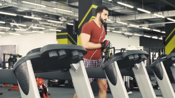 Berjalan di gym — Stok Video