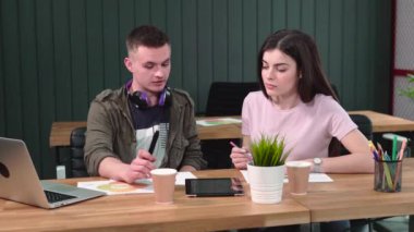 İş arkadaşları fikir tartışmak