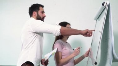 Çırak gemide resimler çizin