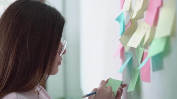 Vrouw hecht Stickers aan muur — Stockvideo