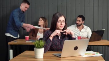 Kız bilgisayarda çalışır