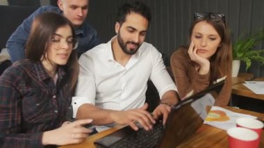 Ofis çalışanları önce dizüstü ekip