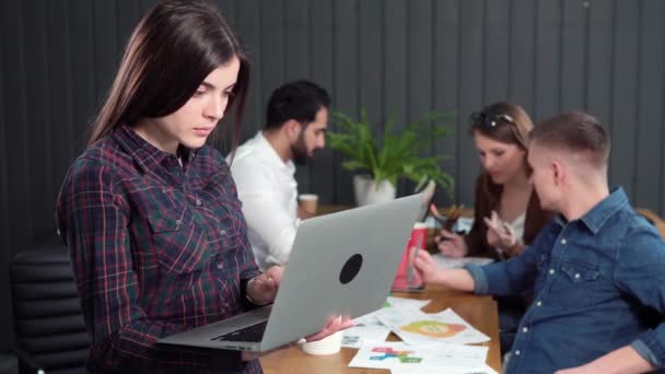 Vrouw gebruik Laptop — Stockvideo