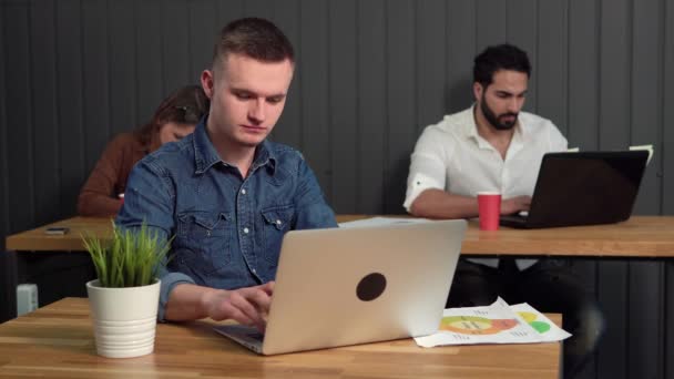 Rapaz faz uma pausa — Vídeo de Stock