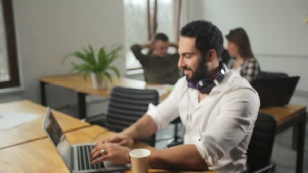 Hombre sonriente usando portátil — Vídeos de Stock