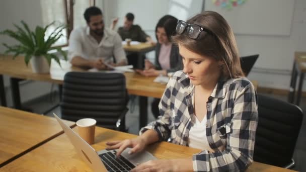 Frau tippt fleißig am Computer — Stockvideo