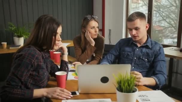 Spezialisten diskutieren Konzept — Stockvideo