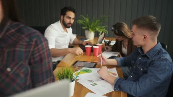 Equipe de Especialistas Trabalhar na Tarefa — Vídeo de Stock