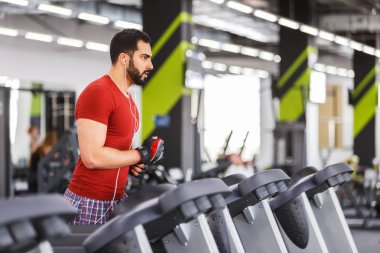 Spor salonunda koşan adam