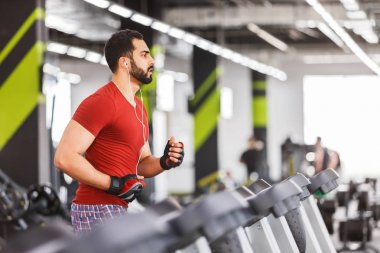 Spor salonunda koşan adam