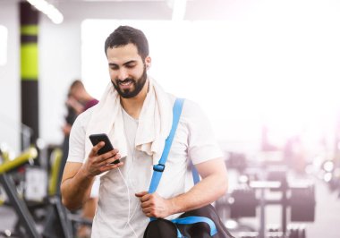 Adam telefonu ile spor salonunda