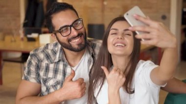 Çift selfie çekiyor.