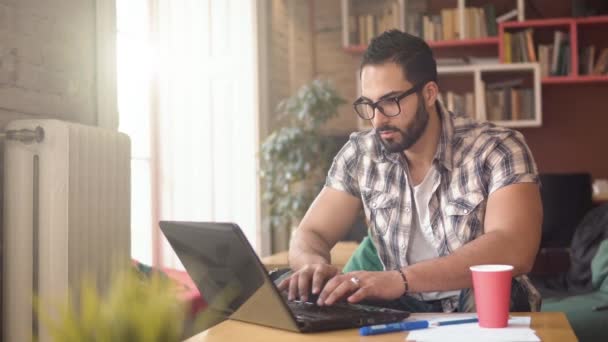 El hombre trabaja en la computadora — Vídeos de Stock