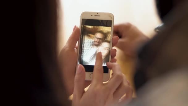 Casal olhar através Selfie Fotos — Vídeo de Stock