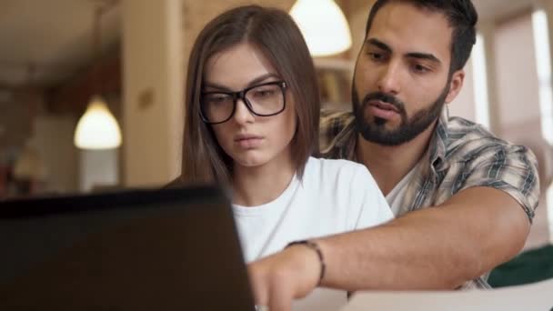 Homem ajuda Colega Feminina — Vídeo de Stock