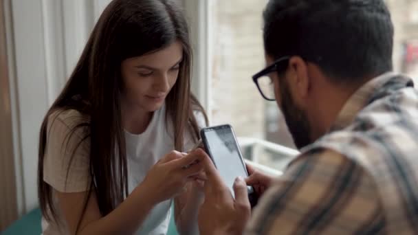 Paar telefoons afzonderlijk gebruiken — Stockvideo