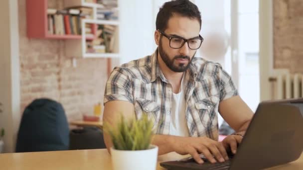 Homme refuse le café pendant le travail — Video