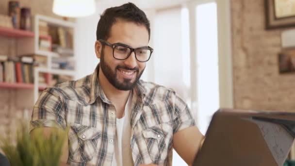 Tipi di studenti motivati sul computer portatile — Video Stock