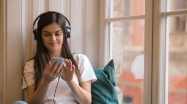 Rahat kız telefonda müzik dinler
