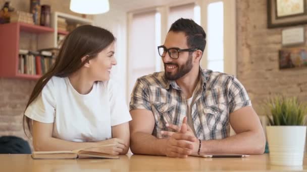 Sorriso de casal enquanto conversa — Vídeo de Stock