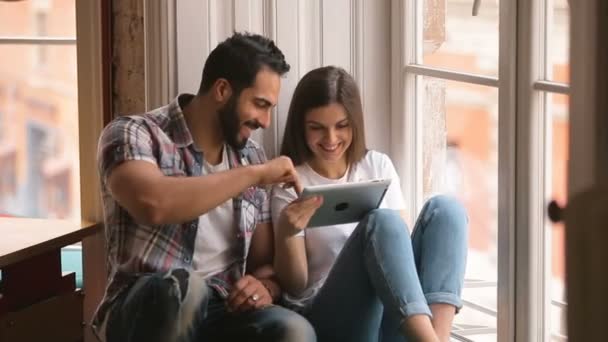 Casal alegre se divertindo com Tablet — Vídeo de Stock