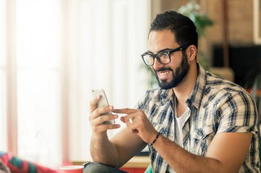 Telefon ile sakallı adam