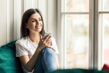 Smartphone ile gülümseyen esmer