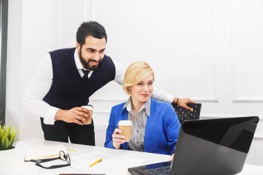 Ofiste çalışıyorum.