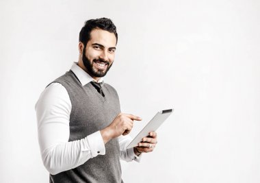 Tablet üzerinde beyaz adamla