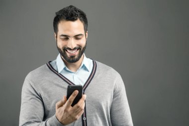 Akıllı telefonlu bir adam.