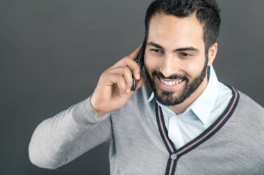 Akıllı telefonlu bir adam.