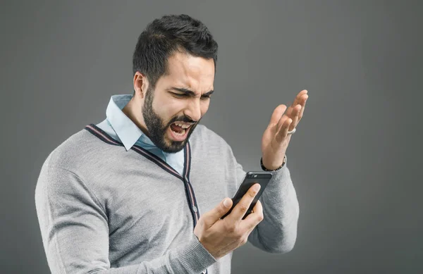 Homem irritado com telefone — Fotografia de Stock