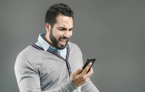 Homem irritado com telefone — Fotografia de Stock