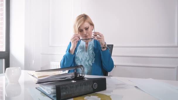 Patron féminin au bureau — Video