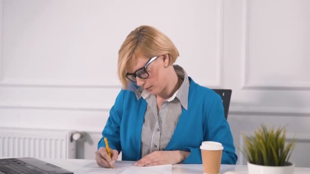 Erfolgreiche Geschäftsfrau am Schreibtisch — Stockvideo