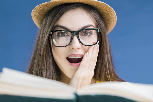 Retrato de chica leyendo — Foto de Stock