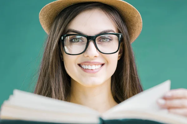 Portret van het meisje het lezen — Stockfoto