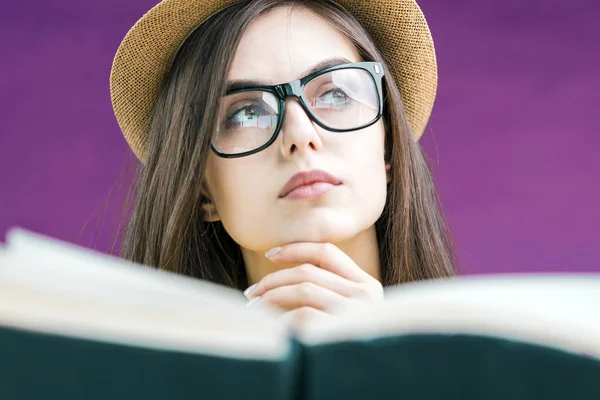 Портрет дівчини читання — стокове фото