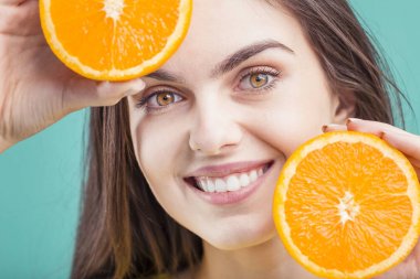 Güzel kız ile kesilerek portakal